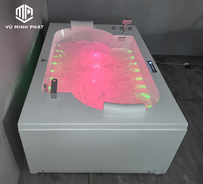 Trang bị đèn led, radio, sục massage hiện đại