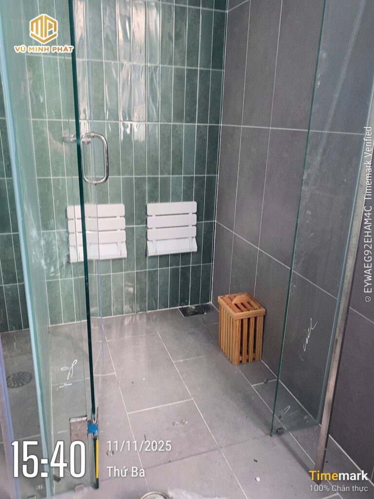 Phòng xông hơi ướt được trang bị ốp tường gạch đá men, kết hợp kính cường lực 10mm