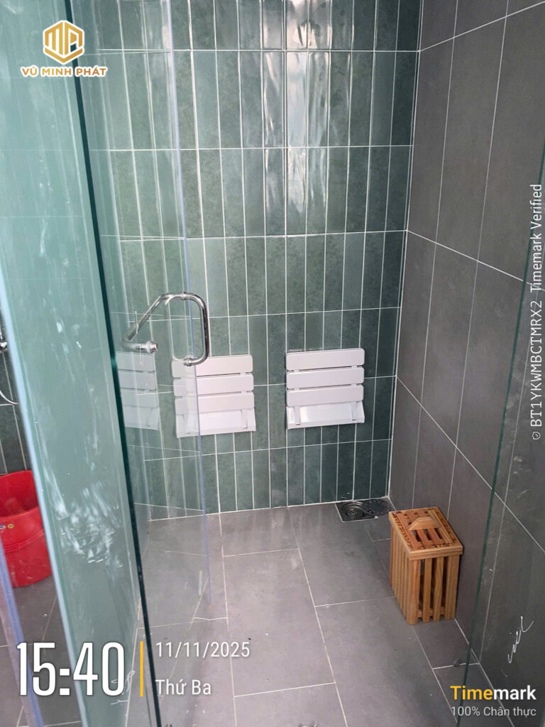 Phòng được lắp ghế treo tường + hộp hương liệu