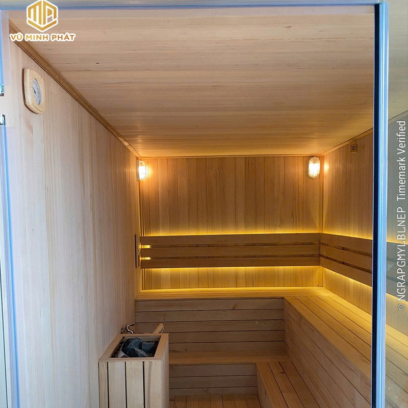 Phòng xông hơi đươc thiết kế sang trọng với hàng ghế 2 tầng