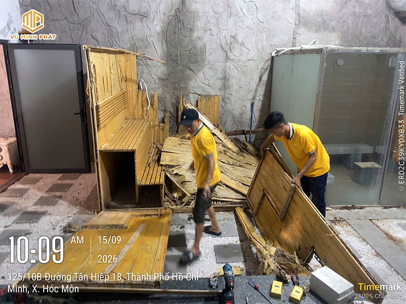 Nhân viên Vũ Minh Phát tiến hành tháo dỡ phòng xông hơi