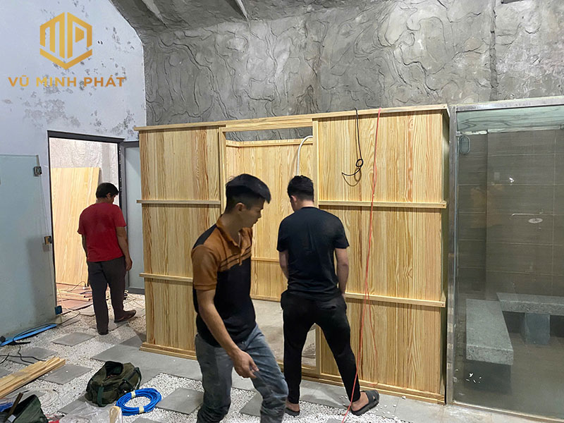 Quá trình lắp đặt diễn ra trong một ngày khi phòng đã được đóng và gia công tại xưởng